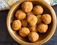 Karnataka Style Hurigadale Tambittu Recipe - Gram Flour Ladoo