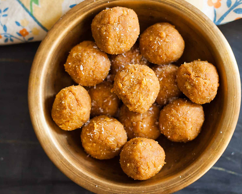 Karnataka Style Hurigadale Tambittu: Authentic Gram Flour Ladoo Recipe With Jaggery