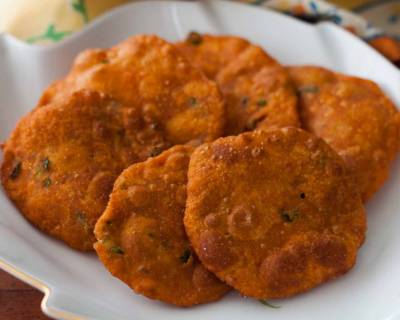 Mangalorean Style Kayi Vade Recipe (Coconut and Rice Flour Fried Bread Recipe)