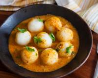 Mangalorean Style Masala Pundi Recipe - Steamed rice dumpling in Onion Gravy