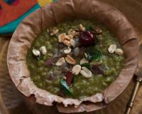 पालक खिचड़ी रेसिपी - Palak Khichdi With Brown Rice And Toasted Peanuts (Recipe In Hindi)