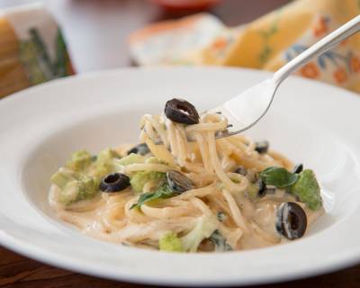 Alfredo Spaghetti Pasta Recipe in Broccoli & Olives