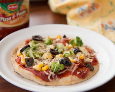 Cheesy Tawa Pizza Recipe With Corn And Broccoli