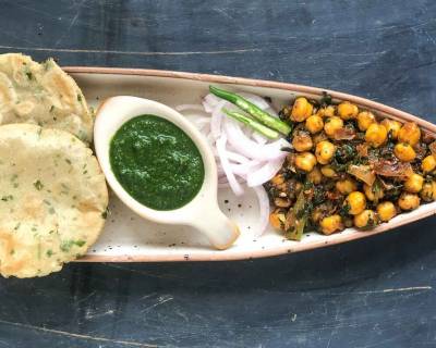 Make The Hare Pyaz Ki Puri Along With Methi Chana For A Weekend Breakfast!