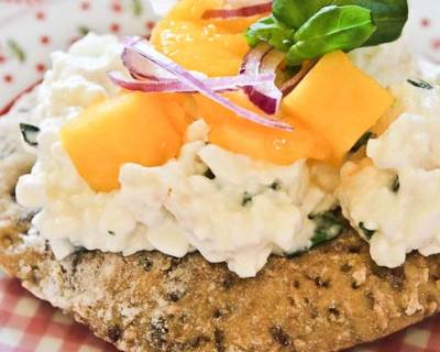 Rye Bread Sandwich Recipe With Goat Cheese & Mangoes