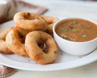 Medu Vada Recipe (Traditional Fried Urad Dal Vada Using Vada Maker)