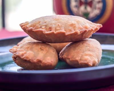 Dry Fruit Ghughra/Gujiya Recipe (Pastry Crust Pockets Filled With Dry Fruits)