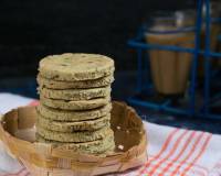 Baked Palak Ki Mathri Recipe (Baked Spinach Spicy Tea-Time Crackers)