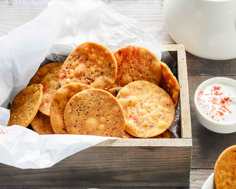 Gujarati Style Multigrain Masala Kadak Puri Recipe - Masala Mathri