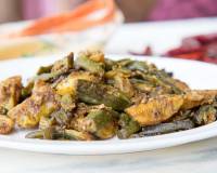 आलू भिन्डी की सब्ज़ी रेसिपी - Spicy Potatoes and Lady's Finger Stir Fry (Recipe In Hindi)