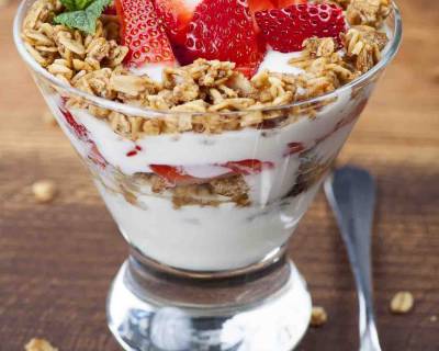 Strawberry Yogurt Breakfast Parfait Recipe