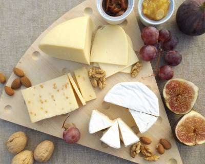 Assorted Cheese Platter Served With Fruits & Crackers